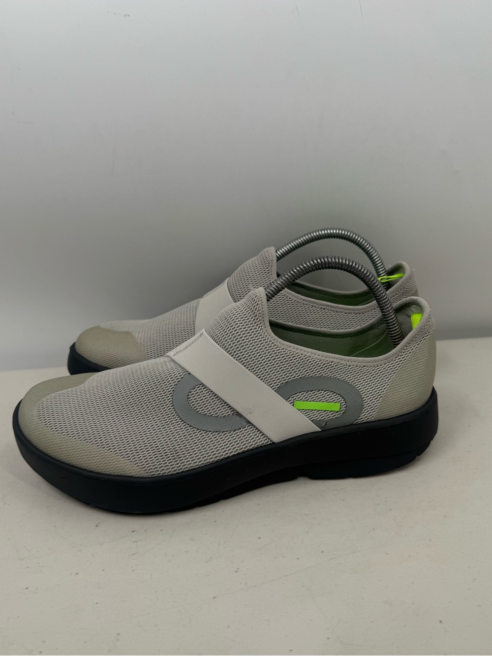 OOFOS Mens OOMG EEZEE Black Gray Slip-on Sneakers Shoes Comfort Recover Sz 11